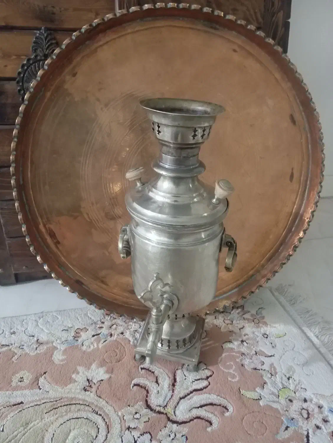 سینی بزرگ مسی وسماور ورشو|کلکسیون اشیاء عتیقه|بروجرد, |دیوار