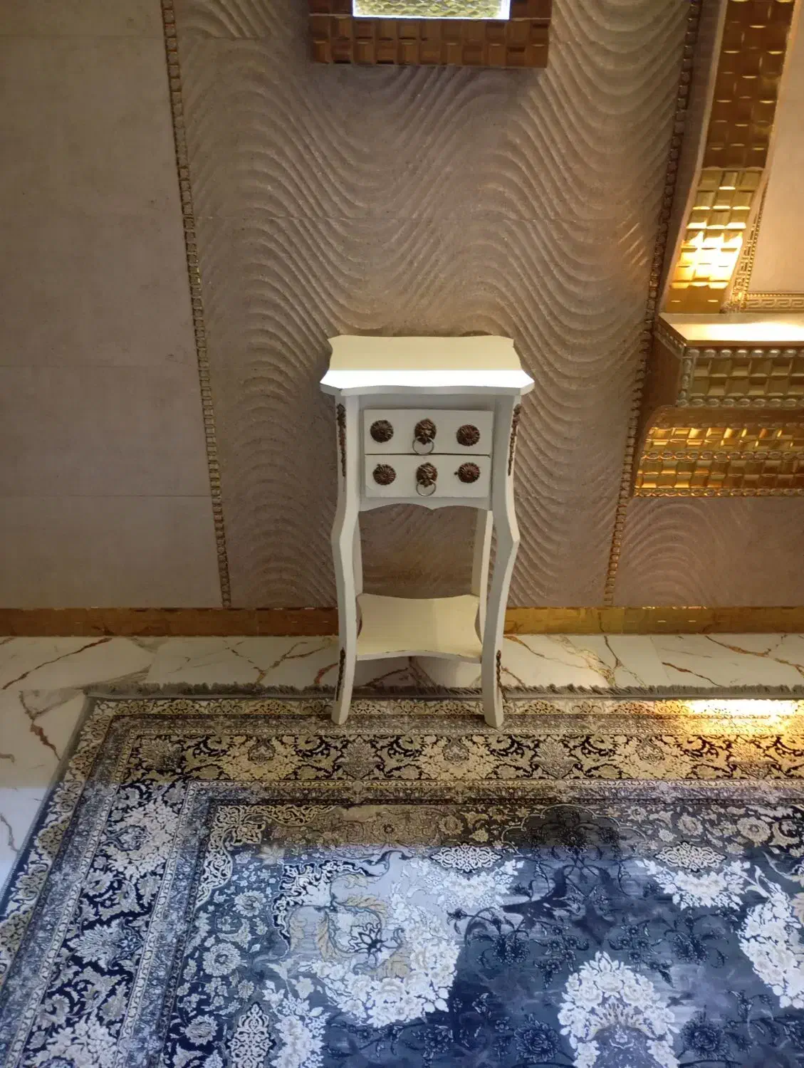 زیر تلفنی در حد نو|میز تلفن|چهارباغ, |دیوار