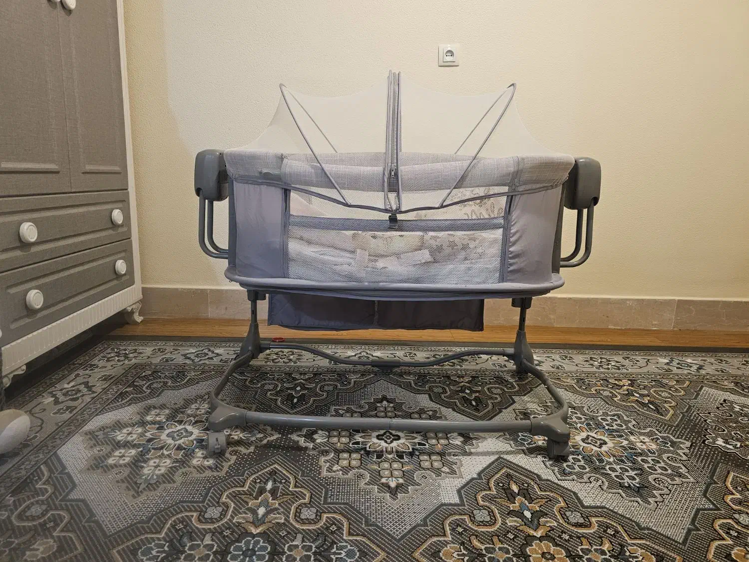 تخت کنار مادر (گهواره برقی )|تخت و صندلی بچه|شاهینشهر, خانه کارگر|دیوار