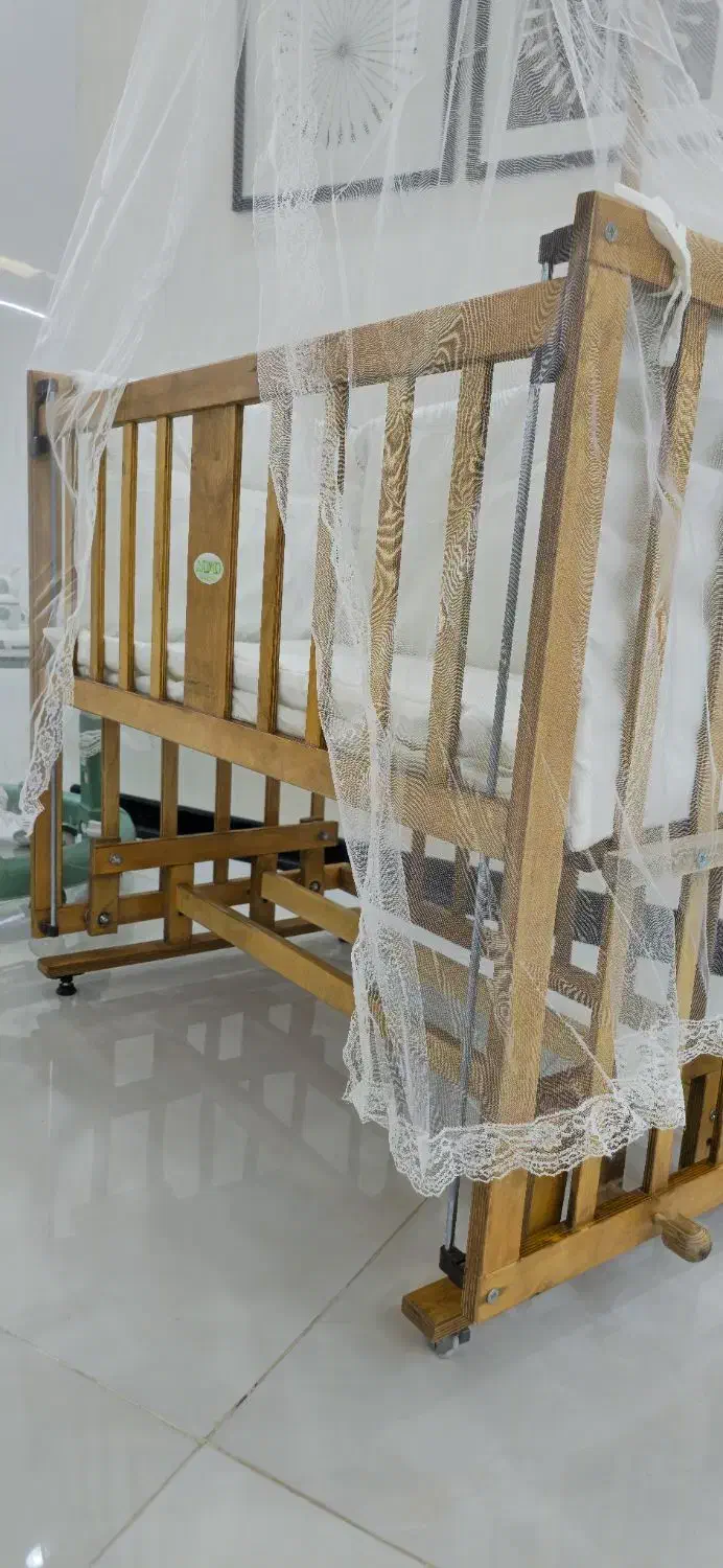 روروک و تخت نوزادی|اسباب و اثاث بچه|اصفهان, جلالیه|دیوار