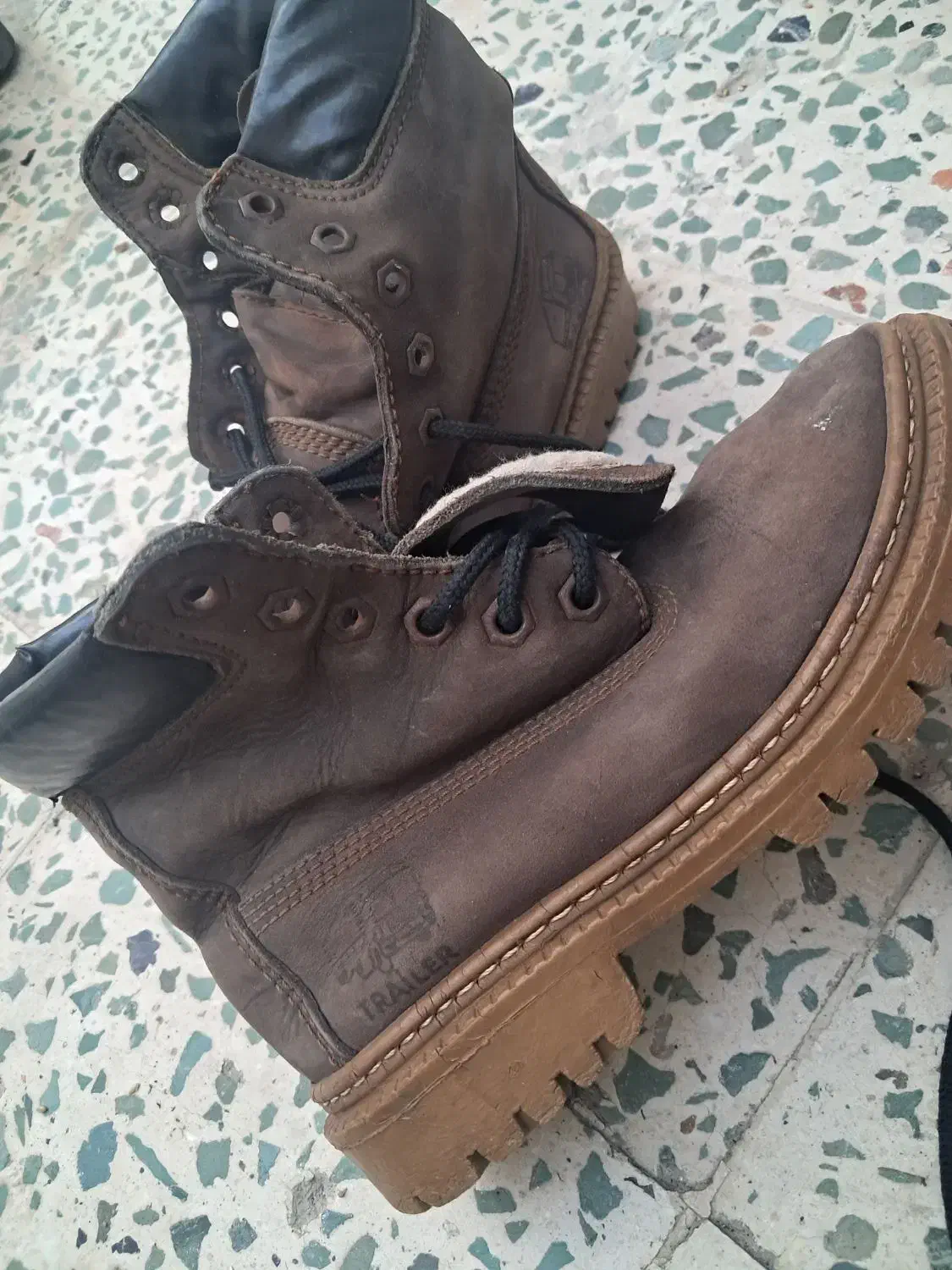 پوتین|کیف، کفش، کمربند|سامان, |دیوار