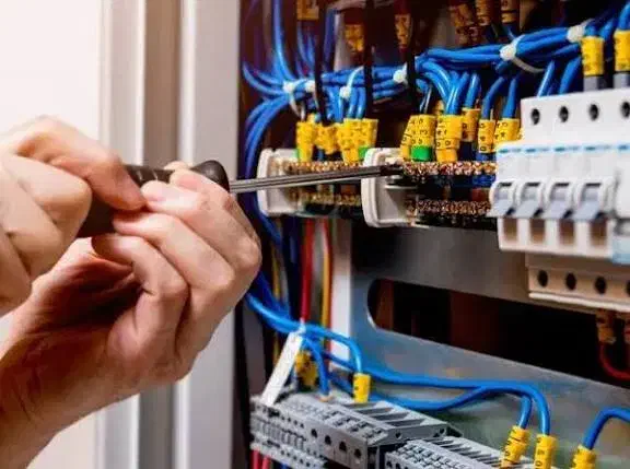 همکاری برق و نصب دوربین مداربسته|استخدام صنعتی، فنی، مهندسی|رشت, چله خانه|دیوار