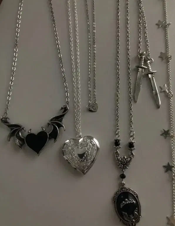 انواع گردبندو دستبند و ساعت زنانه مردانه تخفیف|جواهرات|ملایر, |دیوار