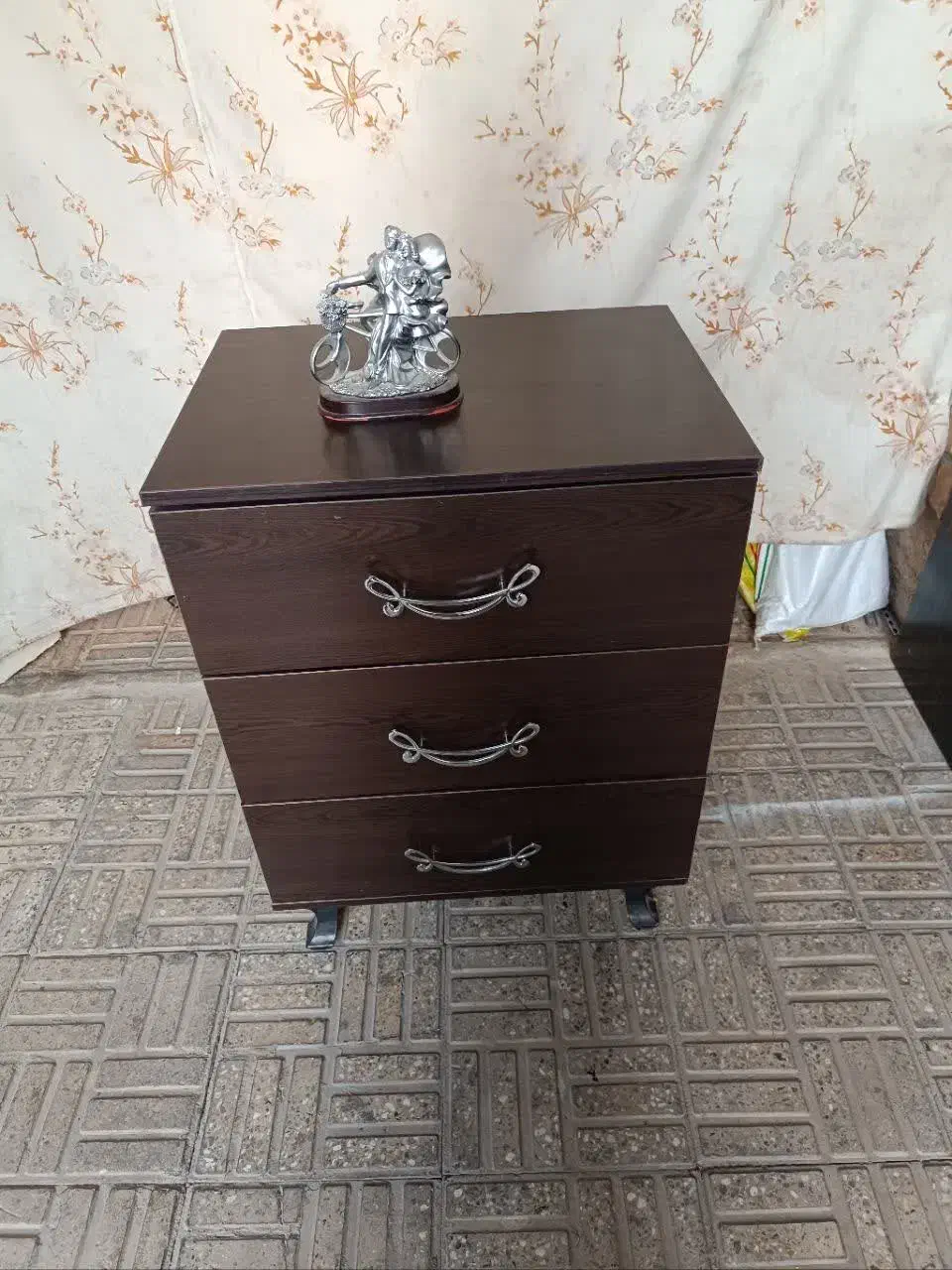 دراور یا پاتختی با سه کشو ریلی|جاکفشی، کمد، دراور|شاهین‌شهر, مخابرات (شهید بهشتی)|دیوار