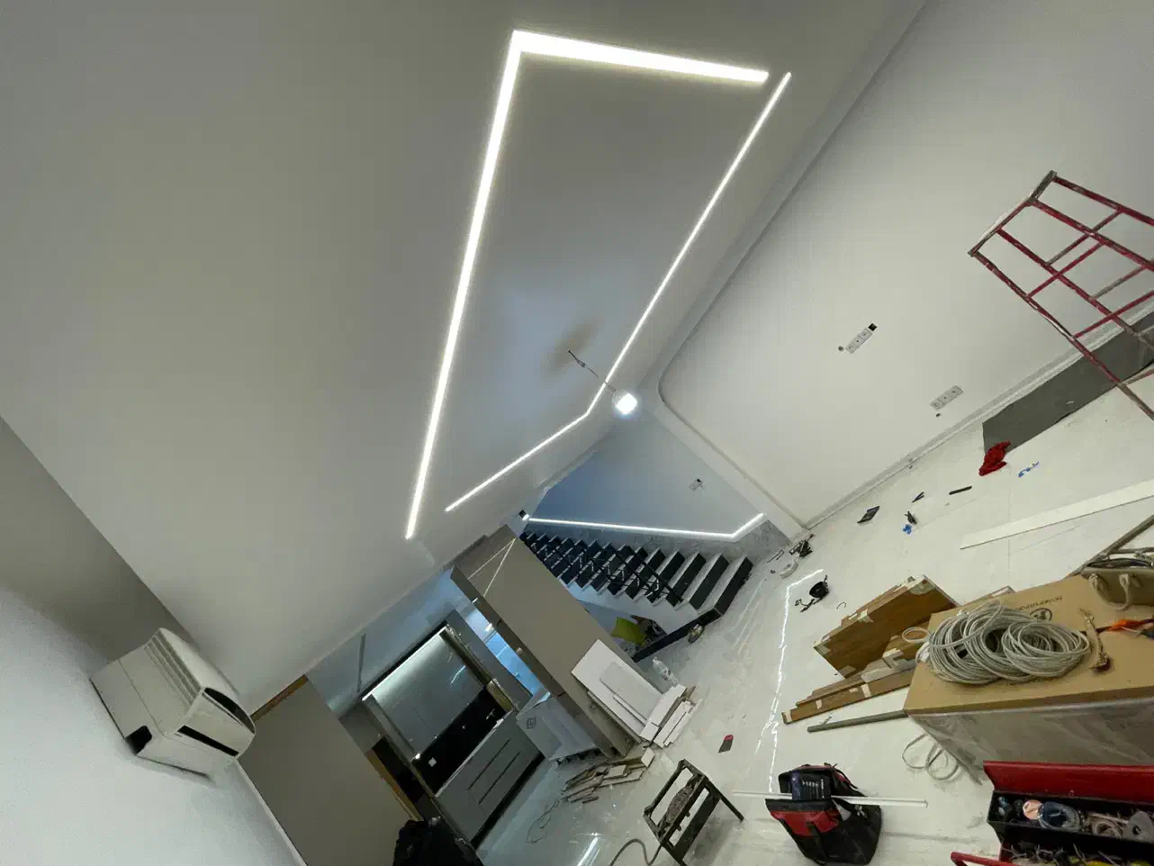 تولید ونصب لاینر سقفی و کابینتی|لامپ و چراغ|قم, دانش|دیوار