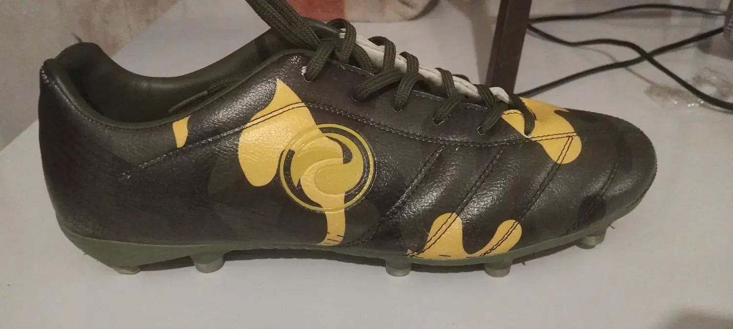 کفش فوتبال|کیف، کفش، کمربند|میانه, |دیوار