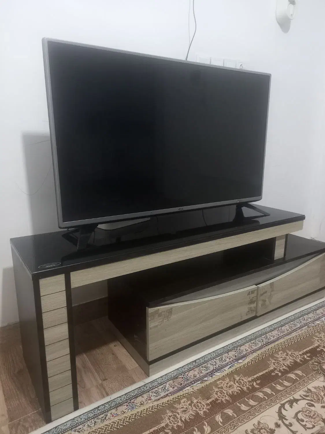 ال ای دی ۴۳ اینچ ال جی همراه میز|تلویزیون و پروژکتور|سیاهکل, |دیوار