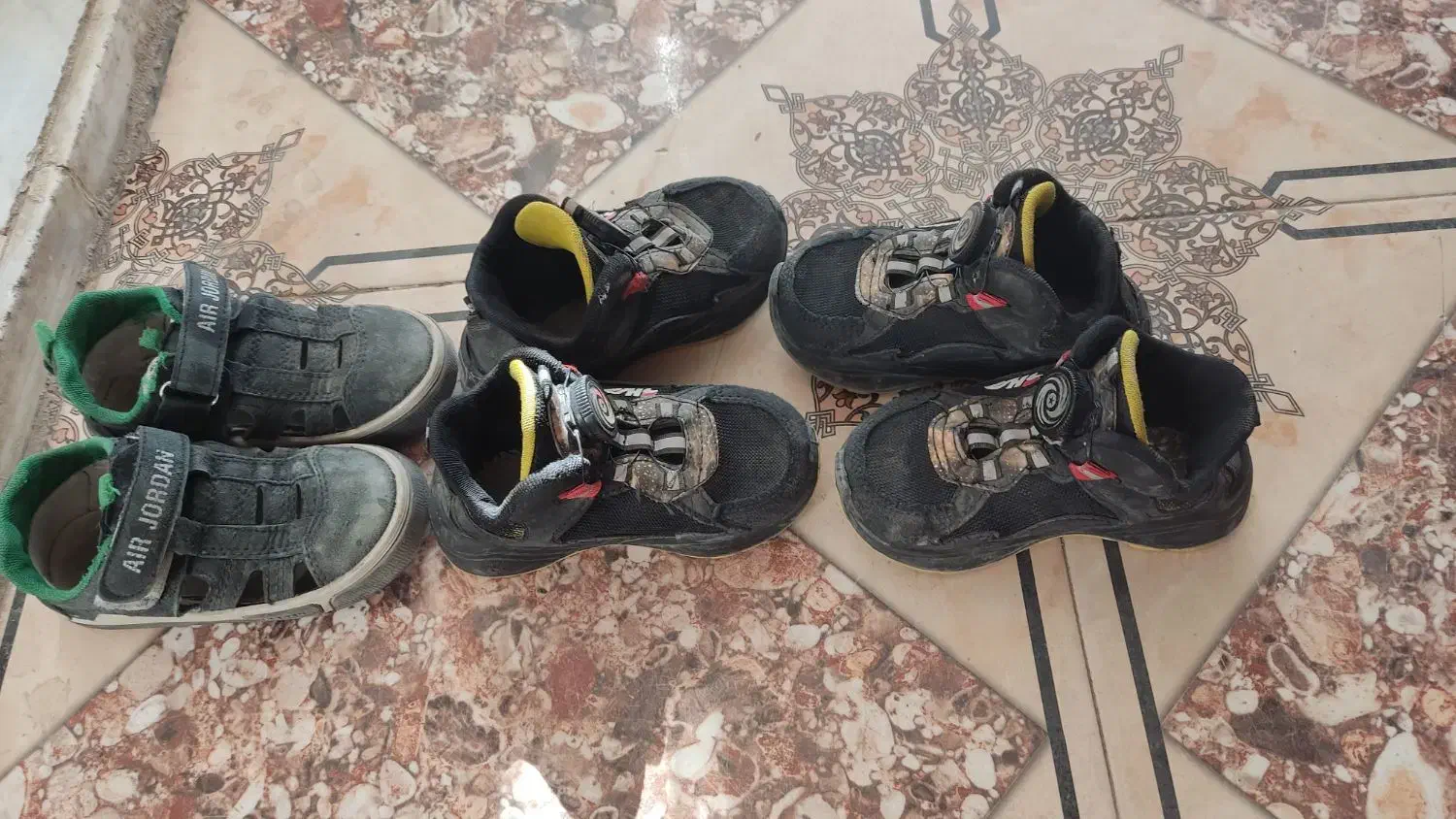 کفش|کیف، کفش، کمربند|هامون, |دیوار