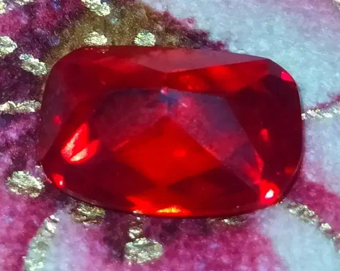 یاقوت برمه|جواهرات|دلبران, |دیوار