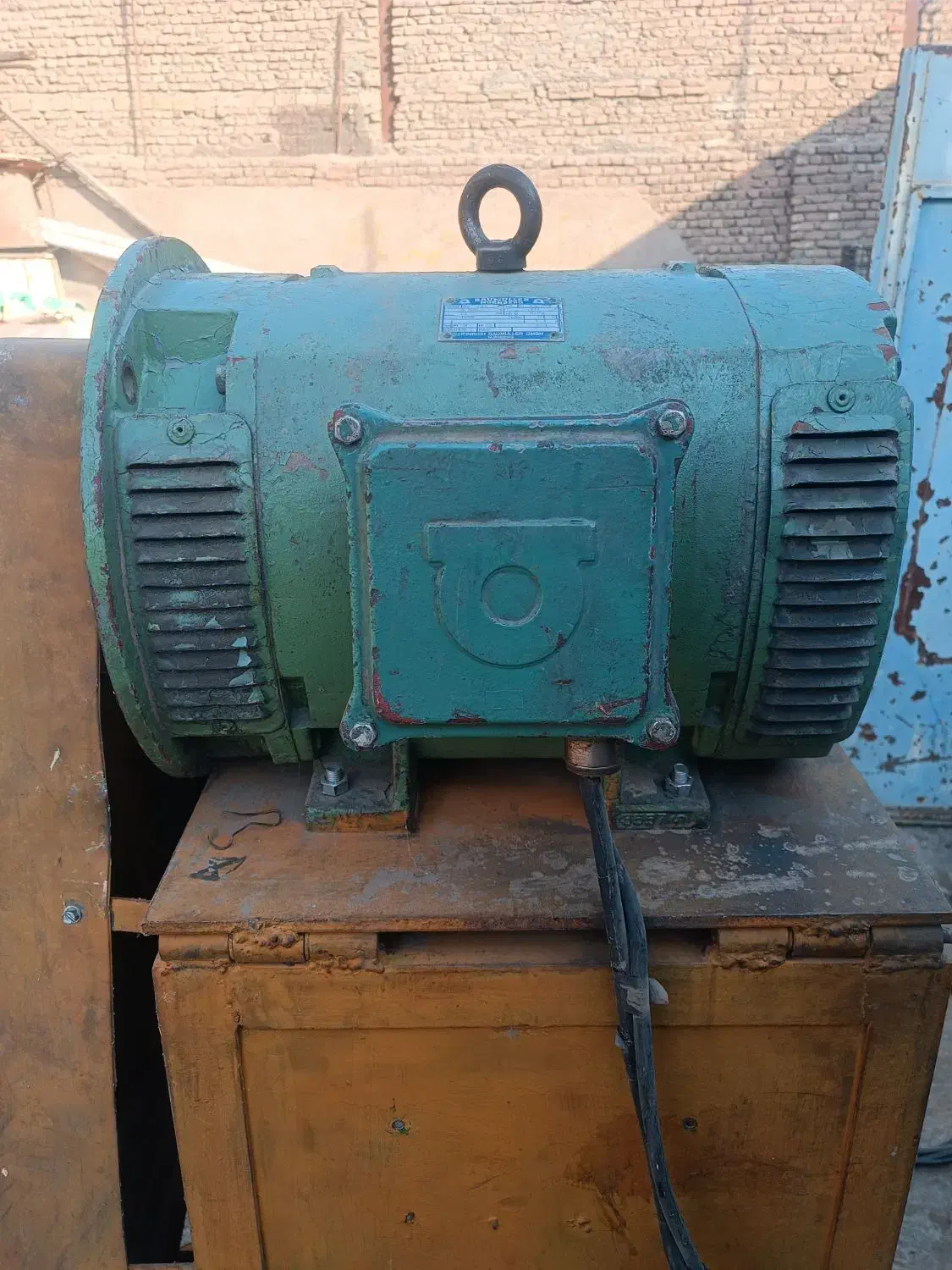 یک عدد دینام سه فاز|ماشینآلات صنعتی|سبزوار, کهنه آب|دیوار