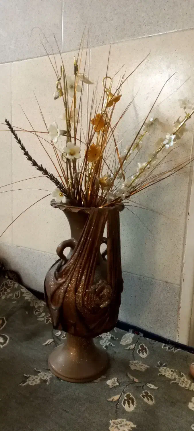 گلدان قهوهای|گل مصنوعی|قم, هنرستان|دیوار