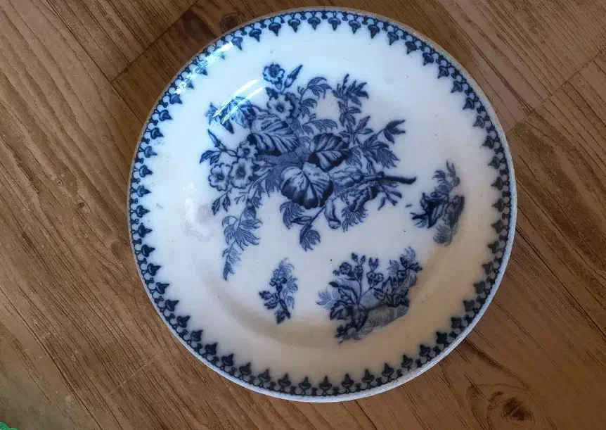 چندین عدد ظروف قدیمی و ترمه|کلکسیون اشیاء عتیقه|رشت, ساغری سازان|دیوار