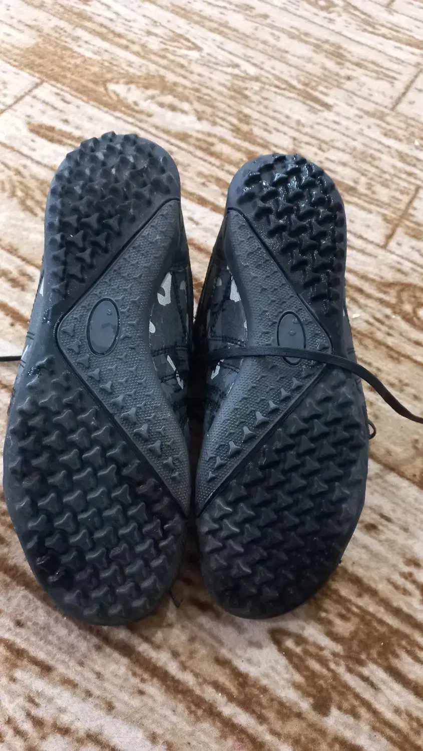 کفش ورزشی مخصوص فرتبال|کیف، کفش، کمربند|برازجان, |دیوار