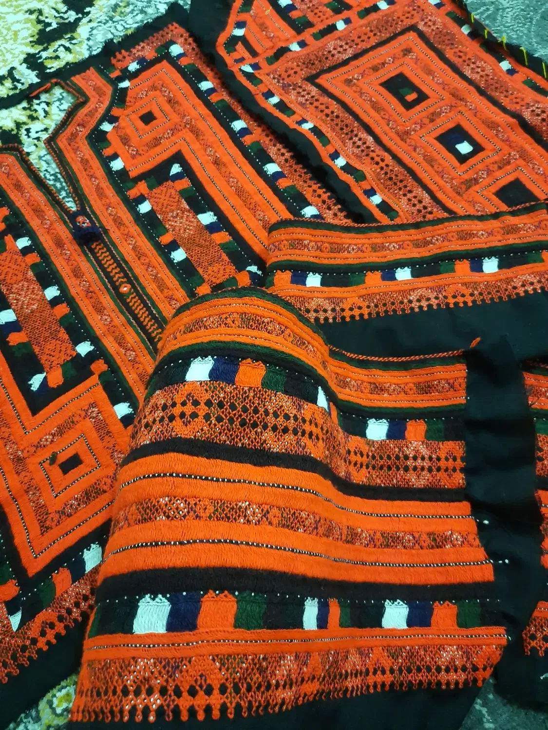 زی استین گدین|لباس|سراوان, |دیوار