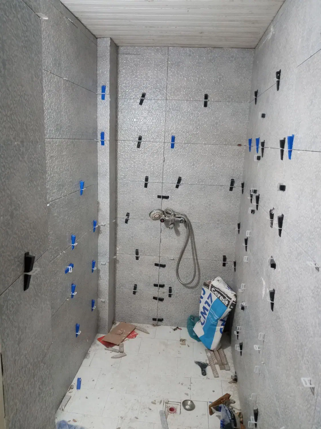 کاشی کاری و سرامیک کاری چسبی و ملاتی انجام میشود|خدمات پیشه و مهارت|رشت, رشتیان|دیوار