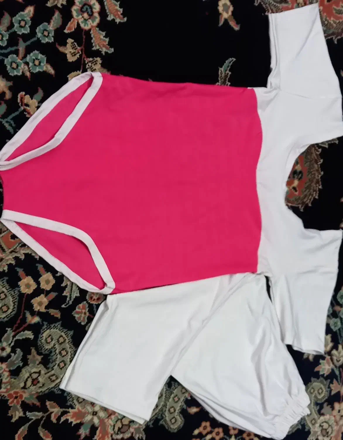 لباس ژیمناستیک یا مایو دخترانه|لباس|قم, قلعه یزدیها|دیوار