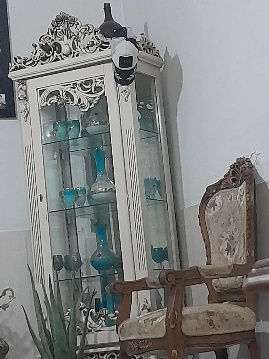 ویترین با وسایل داخلش|بوفه، ویترین، کنسول|قدس, شهر‌قدس|دیوار