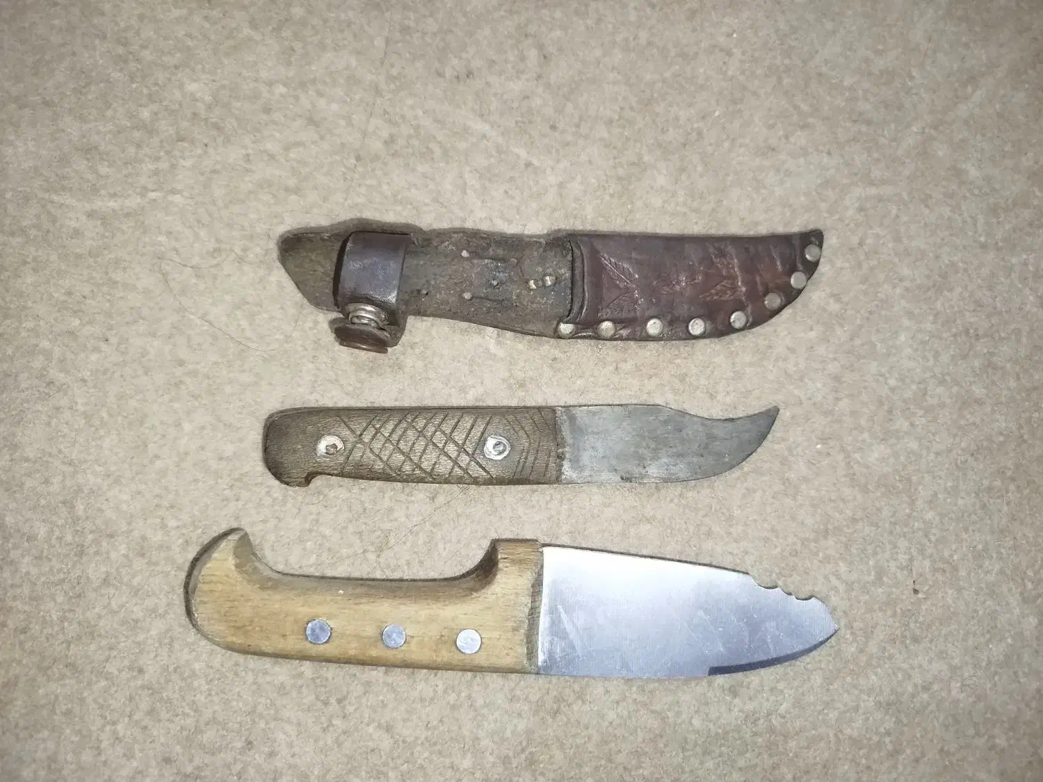 چاقو دسته چوب اصلی غلاف دار|کلکسیون اشیاء عتیقه|بروجرد, |دیوار