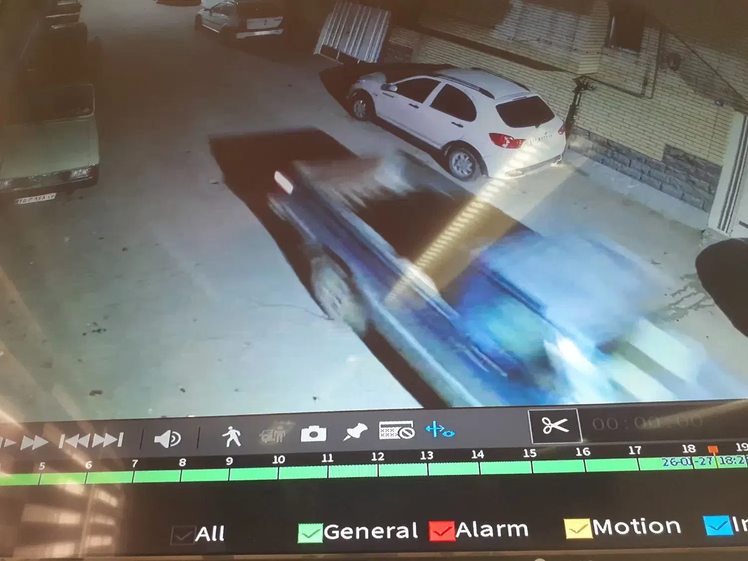 سرقت وانت مزدا|اشیا|اصفهان, شیخ طوسی|دیوار