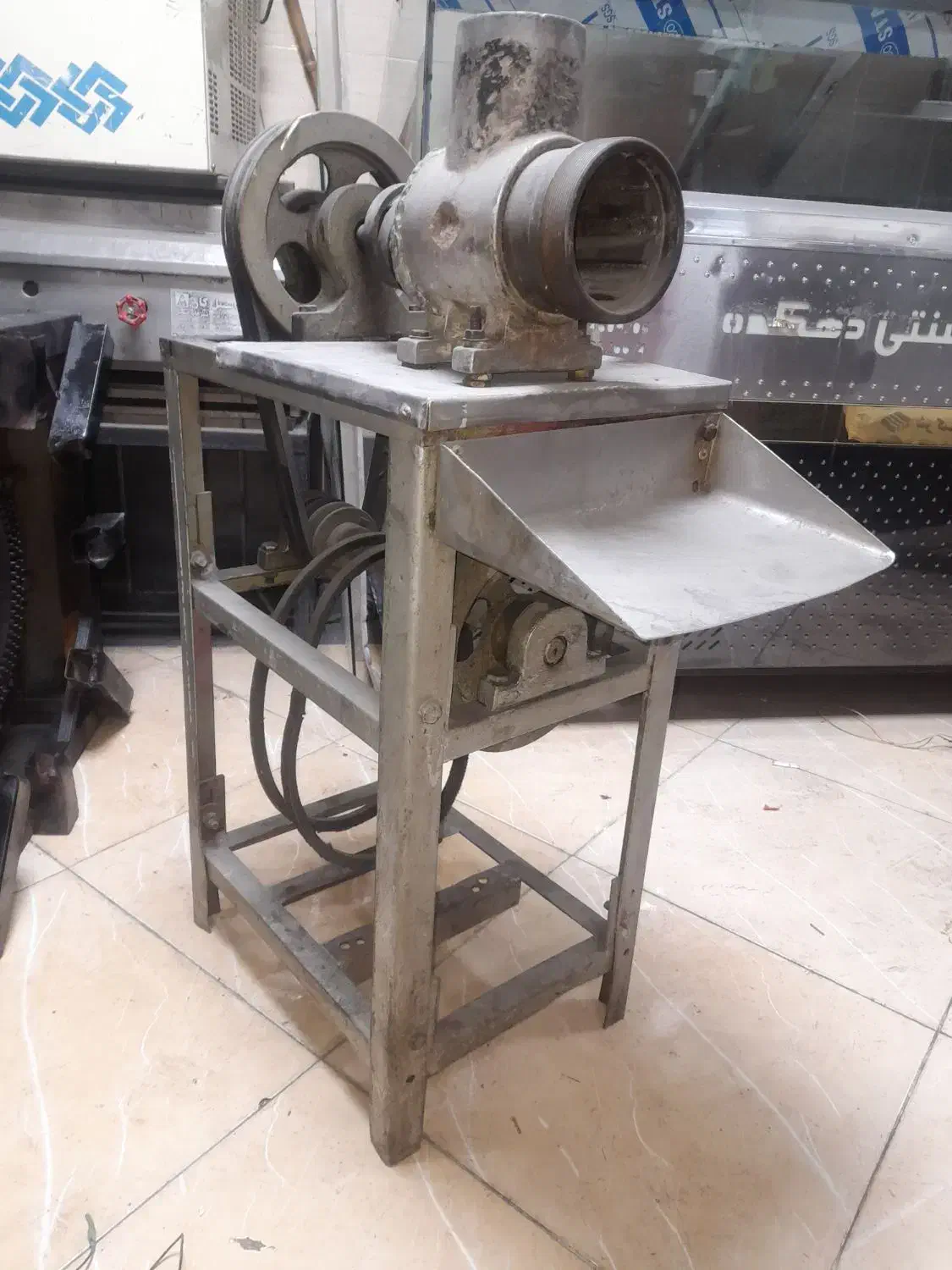 چرخ گوشت بدون دینام وسایلش تکمیله|خردکن، آسیاب، غذاساز|نسیم‌شهر, |دیوار