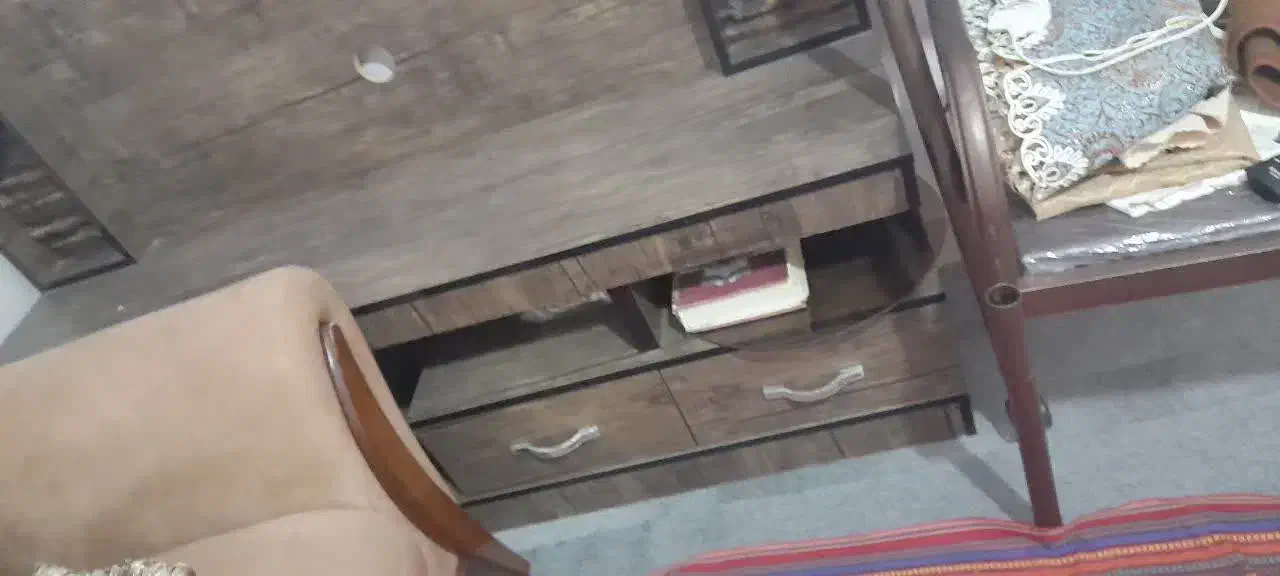 یک میز تلویزیون چهار کشوو جا برای وسایل تزیینی|میز تلویزیون|فیروزکوه, |دیوار