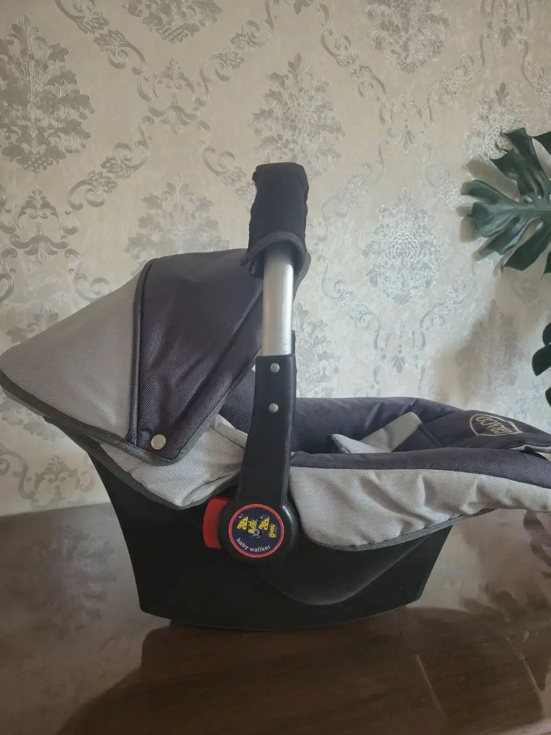 کریر|کالسکه و لوازم جانبی|شاهینشهر, عطار|دیوار