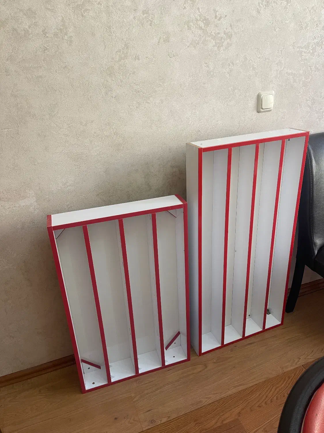 میز ناخن و طبقه لاک و صندلی|آرایشگاه و سالن‌های زیبایی|اردبیل, |دیوار