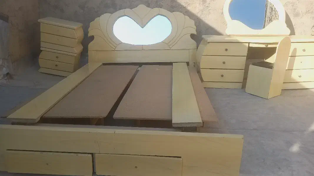 تخت و میز آرایش|تخت و سرویس خواب|نجف‌آباد, رجایی شمالی|دیوار