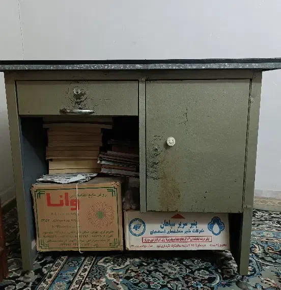 میز فلزی قدیمی رویه چرم|میز تحریر و کامپیوتر|خمینی‌شهر, |دیوار