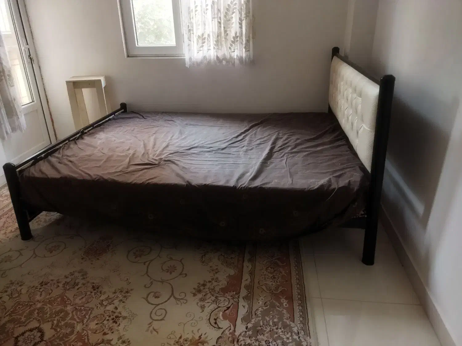 یک ست مبل و یک تخت خواب دو نفره|مبلمان خانگی و میز عسلی|بندرعباس, |دیوار