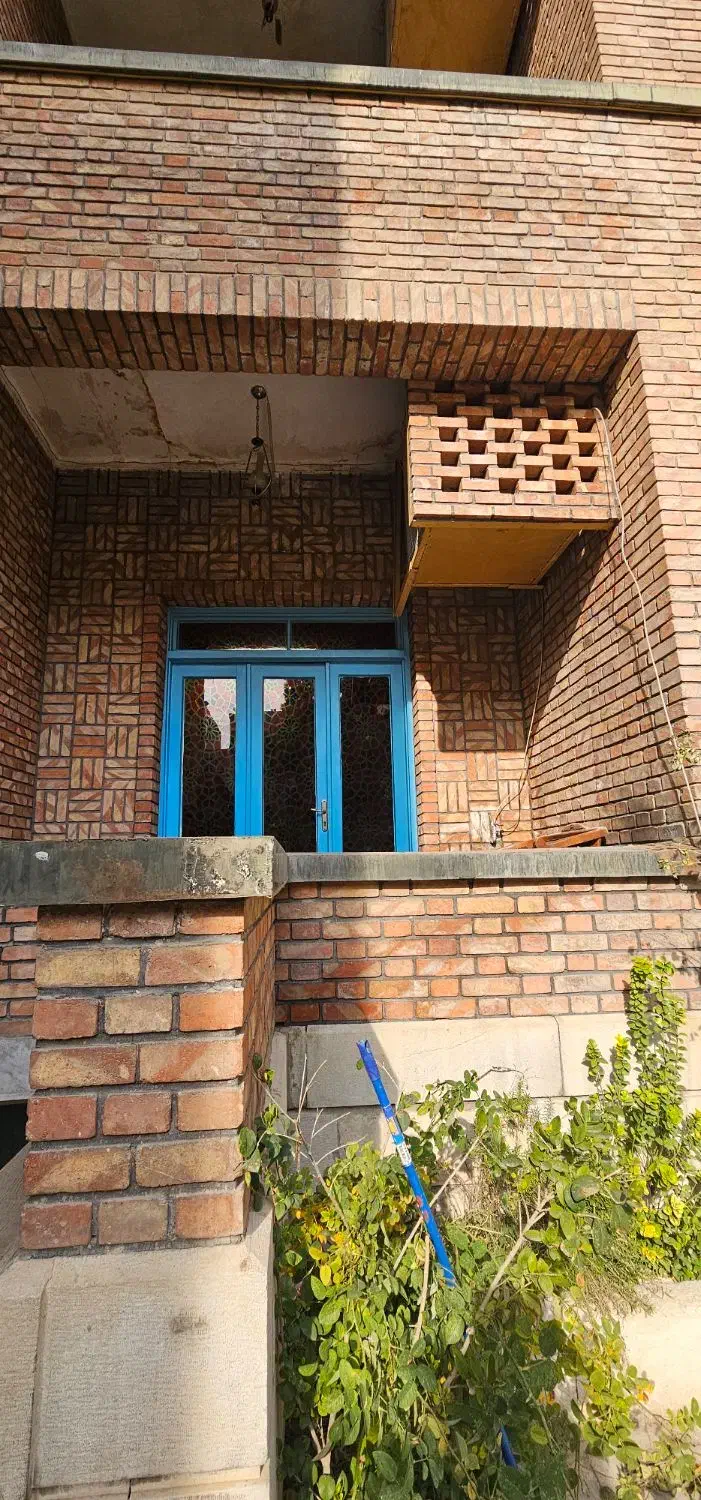 ۸۰۰ متر بنا با ۳۰۰ متر حیاط دربست خ نجات الهی