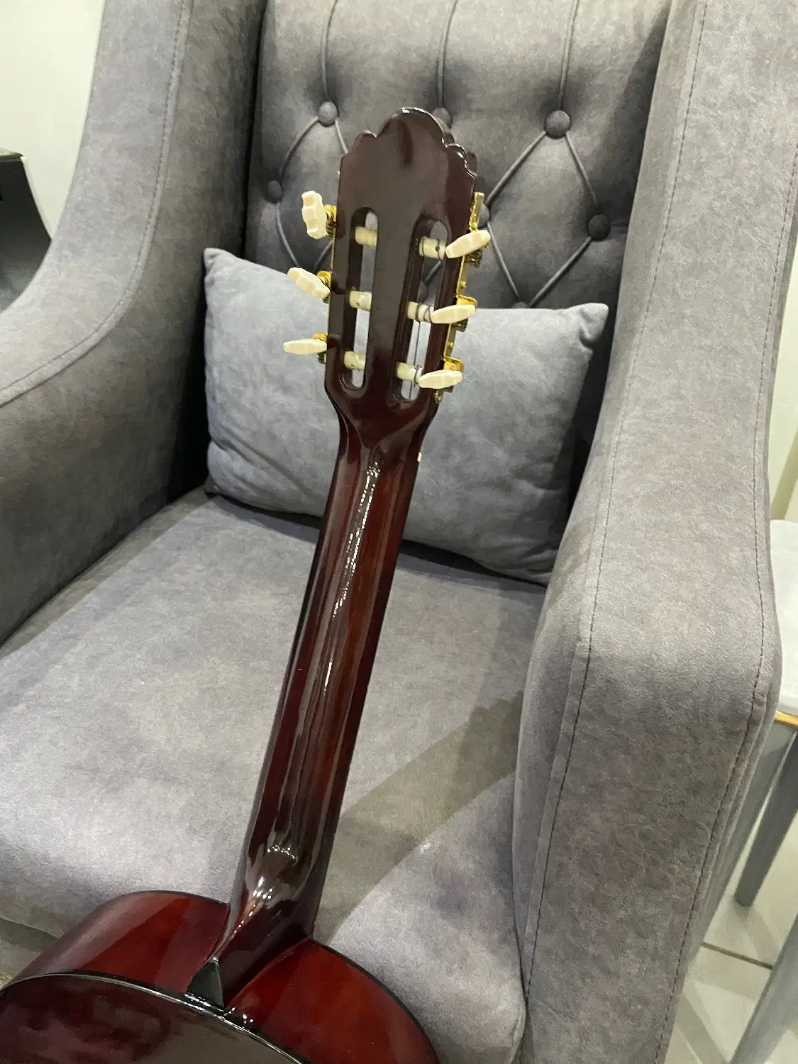 گیتار|گیتار، بیس، امپلیفایر|لاهیجان, انقلاب|دیوار