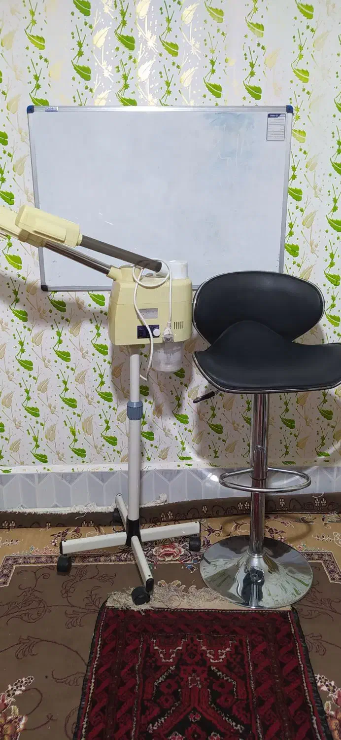 دوعددصندلی پایه استیل ویک عدد دستگاه بخور صورت|آرایشگاه و سالن‌های زیبایی|تربت‌حیدریه, پیشکوه|دیوار