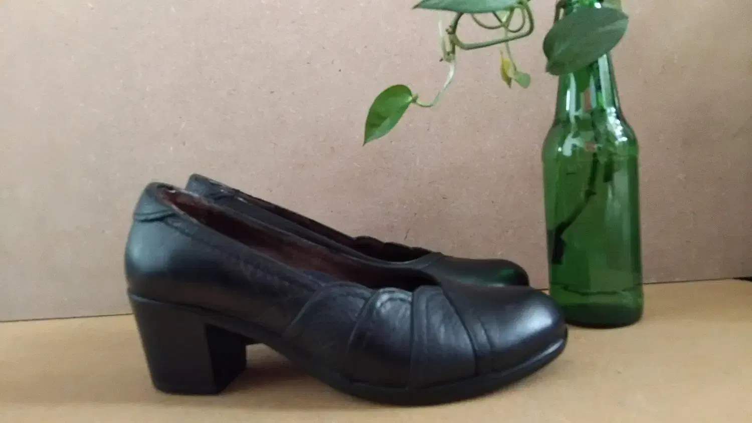 کفش چرم.|کیف، کفش، کمربند|رشت, فلسطین|دیوار