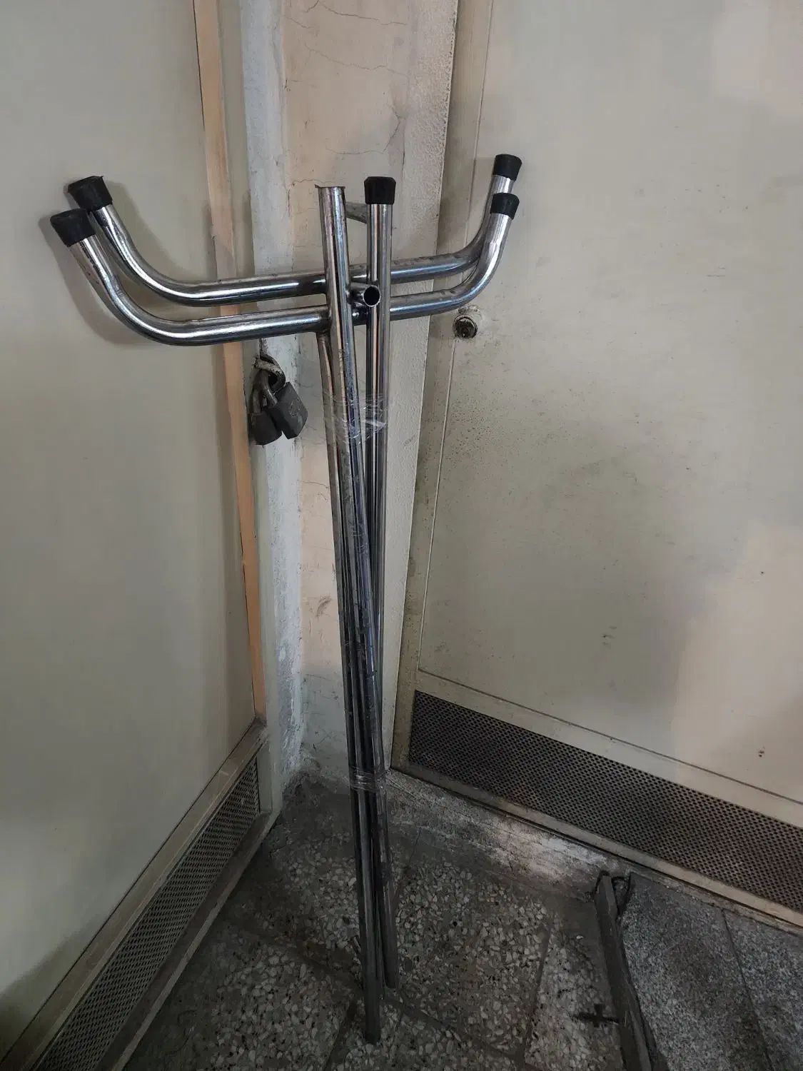 رگال لباس فلزی|بندرخت و رخت‌آویز|تهران, طرشت|دیوار