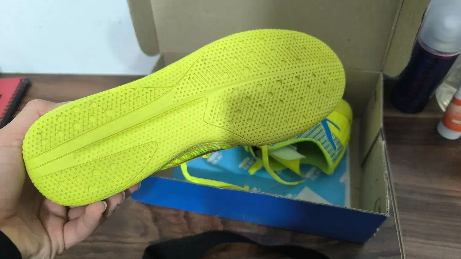 کفش فوتسال|کیف، کفش، کمربند|کارون, |دیوار