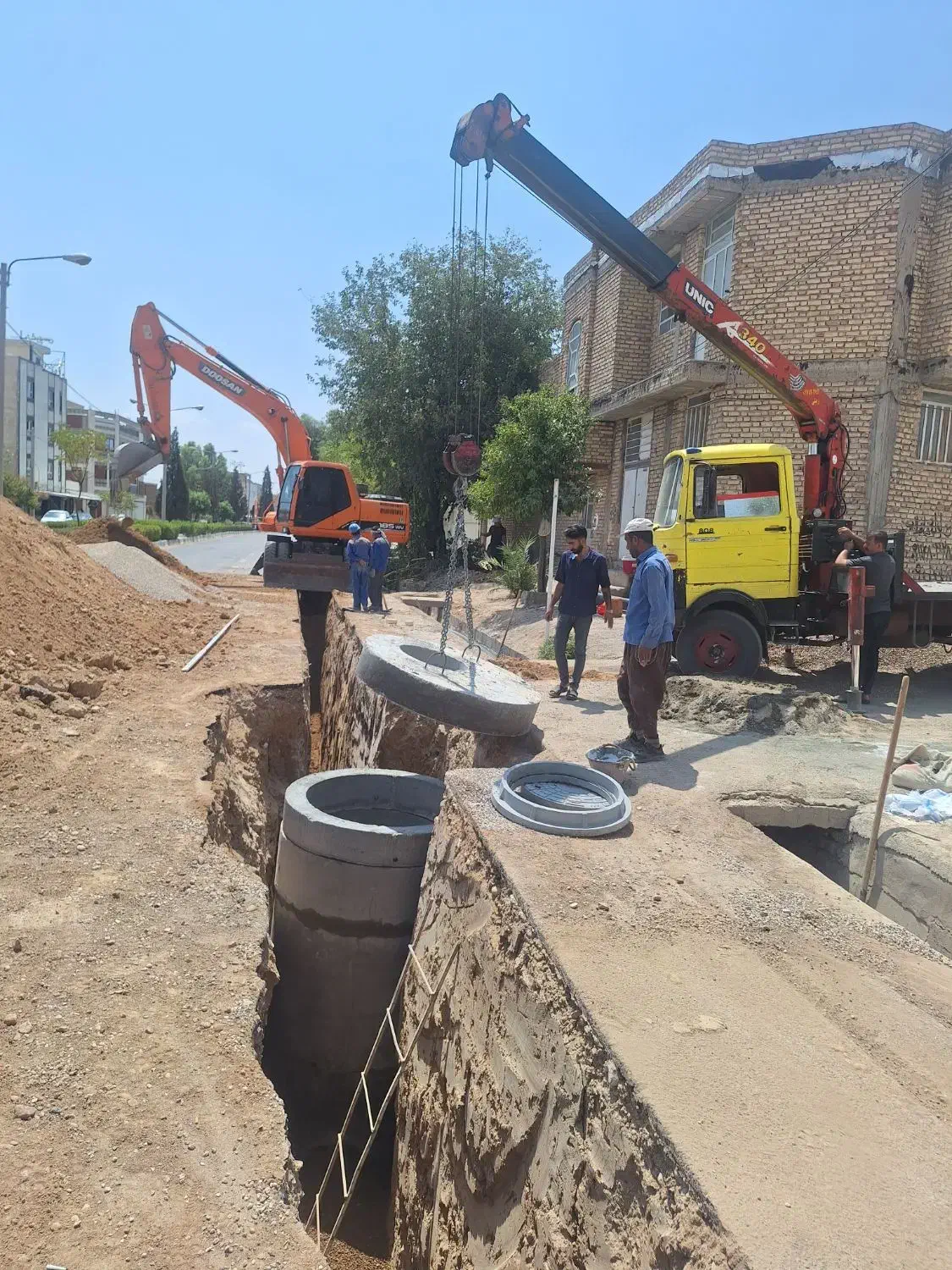 بیل میکانیکی تخریب و خاکبرداری لوله گذاری زیرسازی|خدمات پیشه و مهارت|شیراز, ارم|دیوار