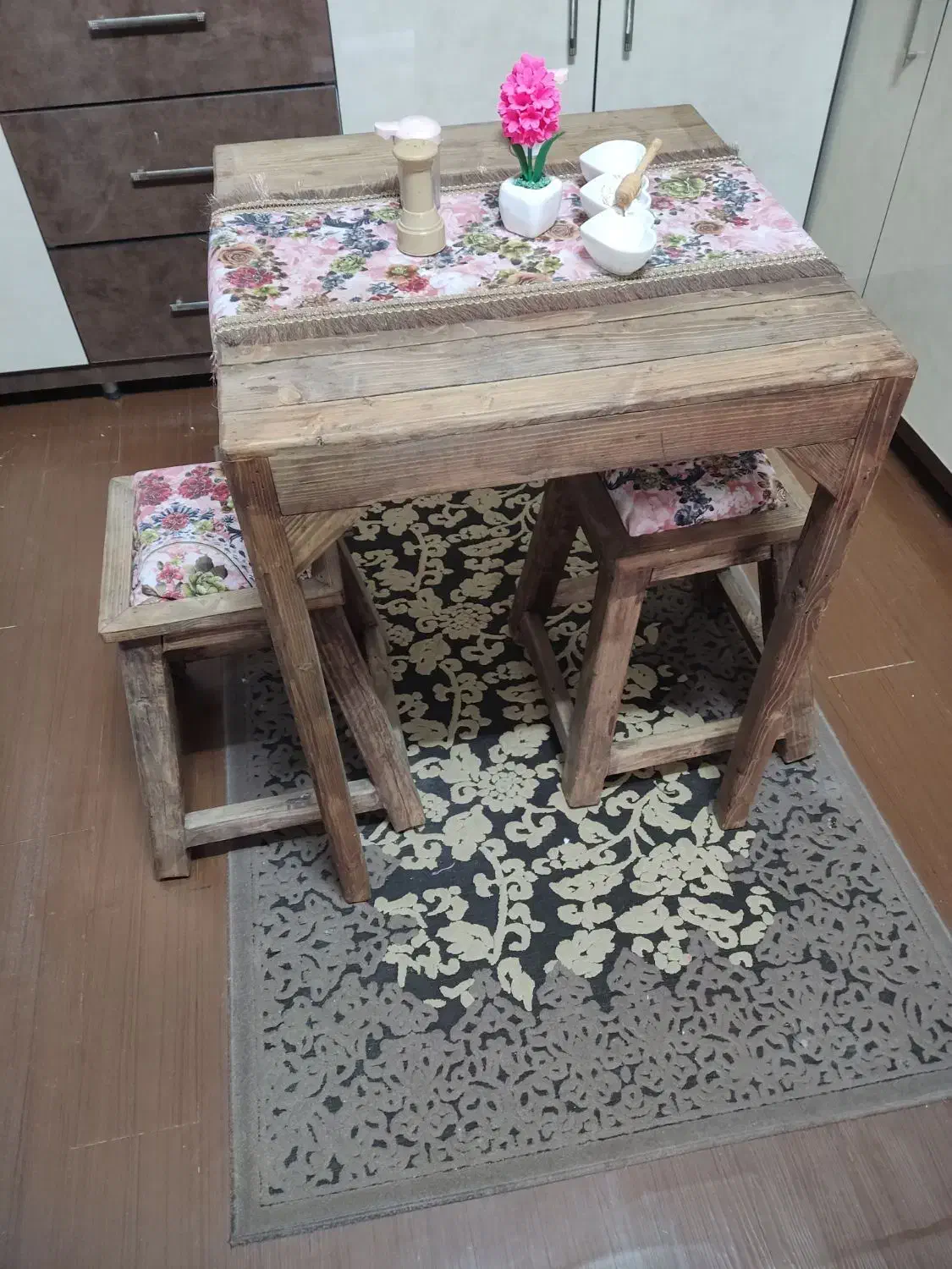 میز دو نفره|میز و صندلی غذاخوری|اصفهان, فجر|دیوار