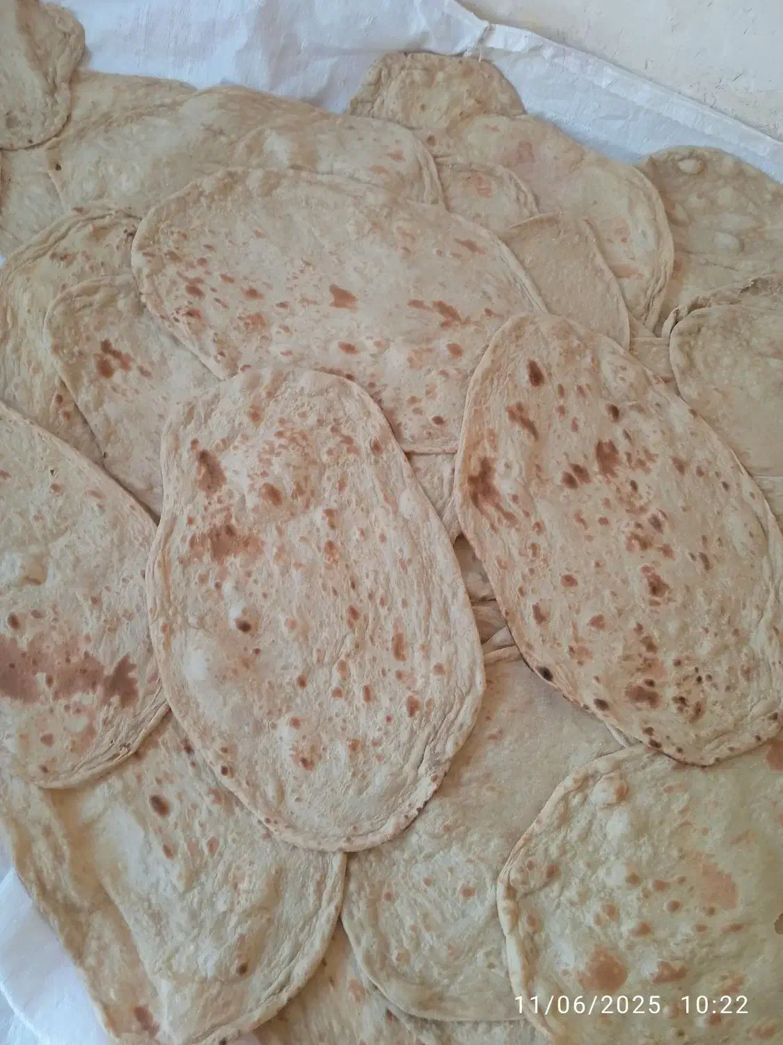 نان خانگی کاملا بهداشتی با آرد سفید و دیم|خوردنی و آشامیدنی|نیشابور, ابراهیم ادهم|دیوار
