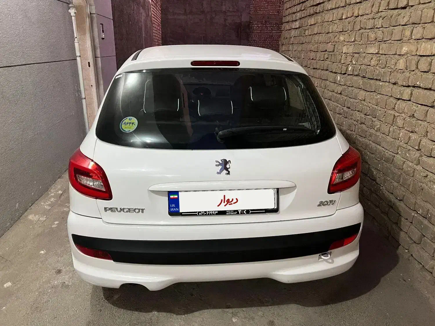 پژو۲۰۷/سفید/کم کار خانگی۱۴۰۲/مشابه صفر/سقف فلز|خودرو سواری و وانت|اصفهان, خانه اصفهان|دیوار