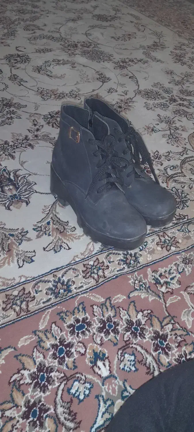 سه عدد پوتین|کیف، کفش، کمربند|میانه, |دیوار