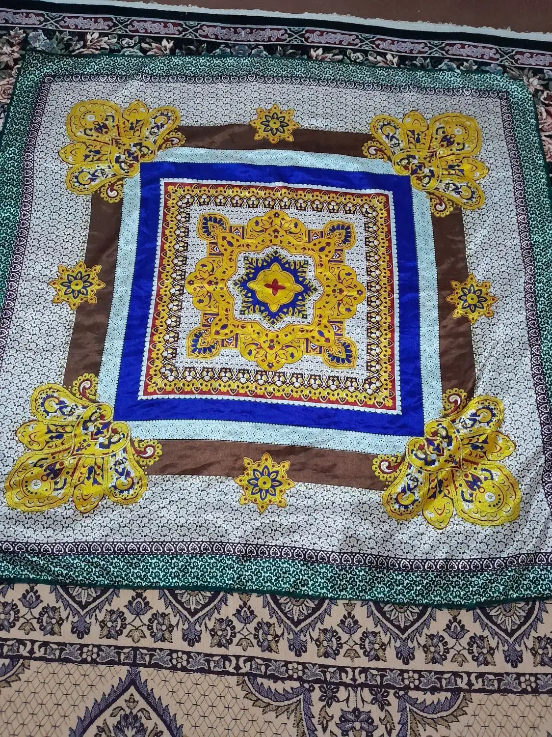 روسری قواره بزرگ قدیمی|لباس|ارشق, |دیوار