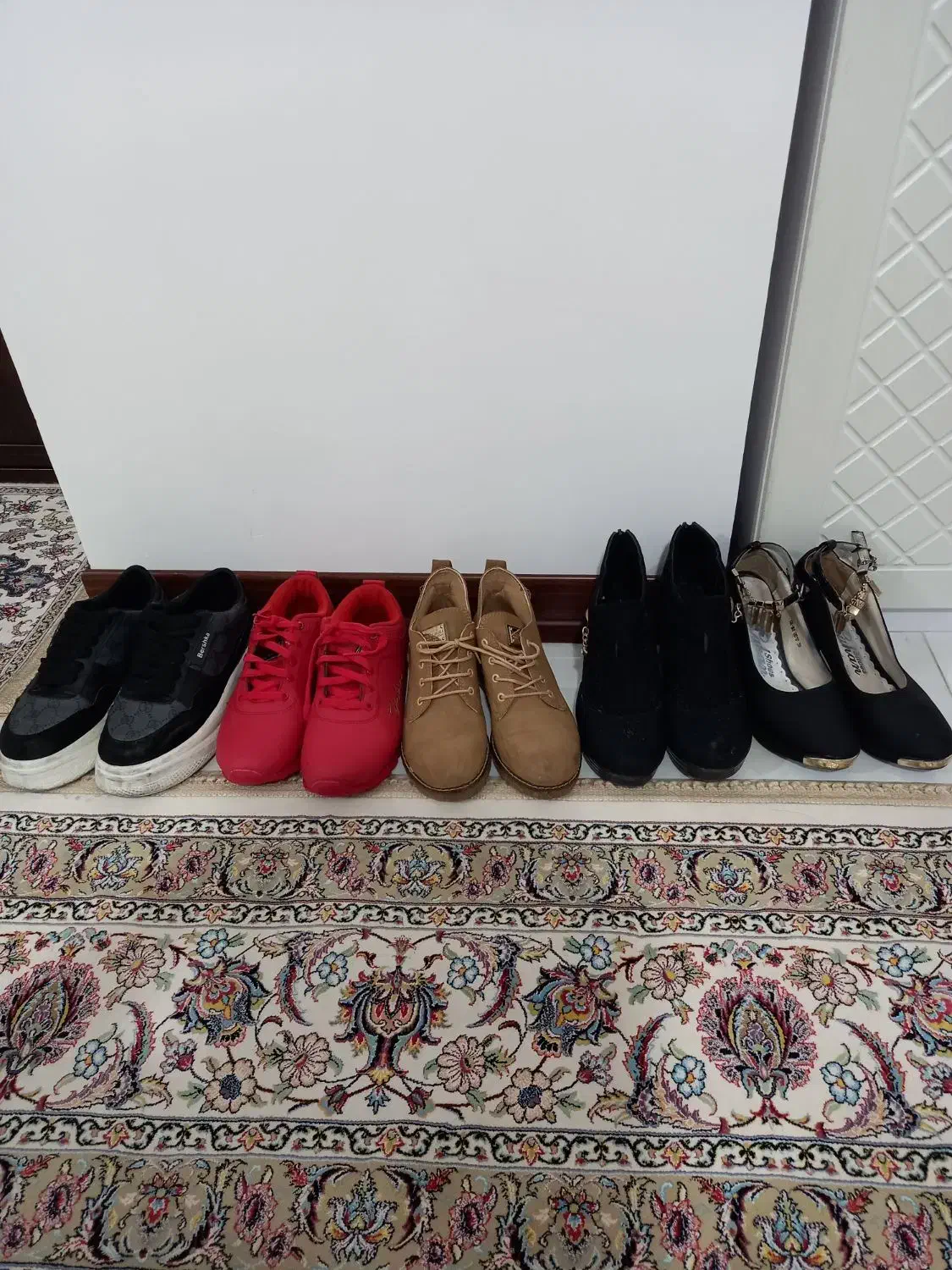 چند جفت کفش و کتونی|کیف، کفش، کمربند|ساوه, |دیوار