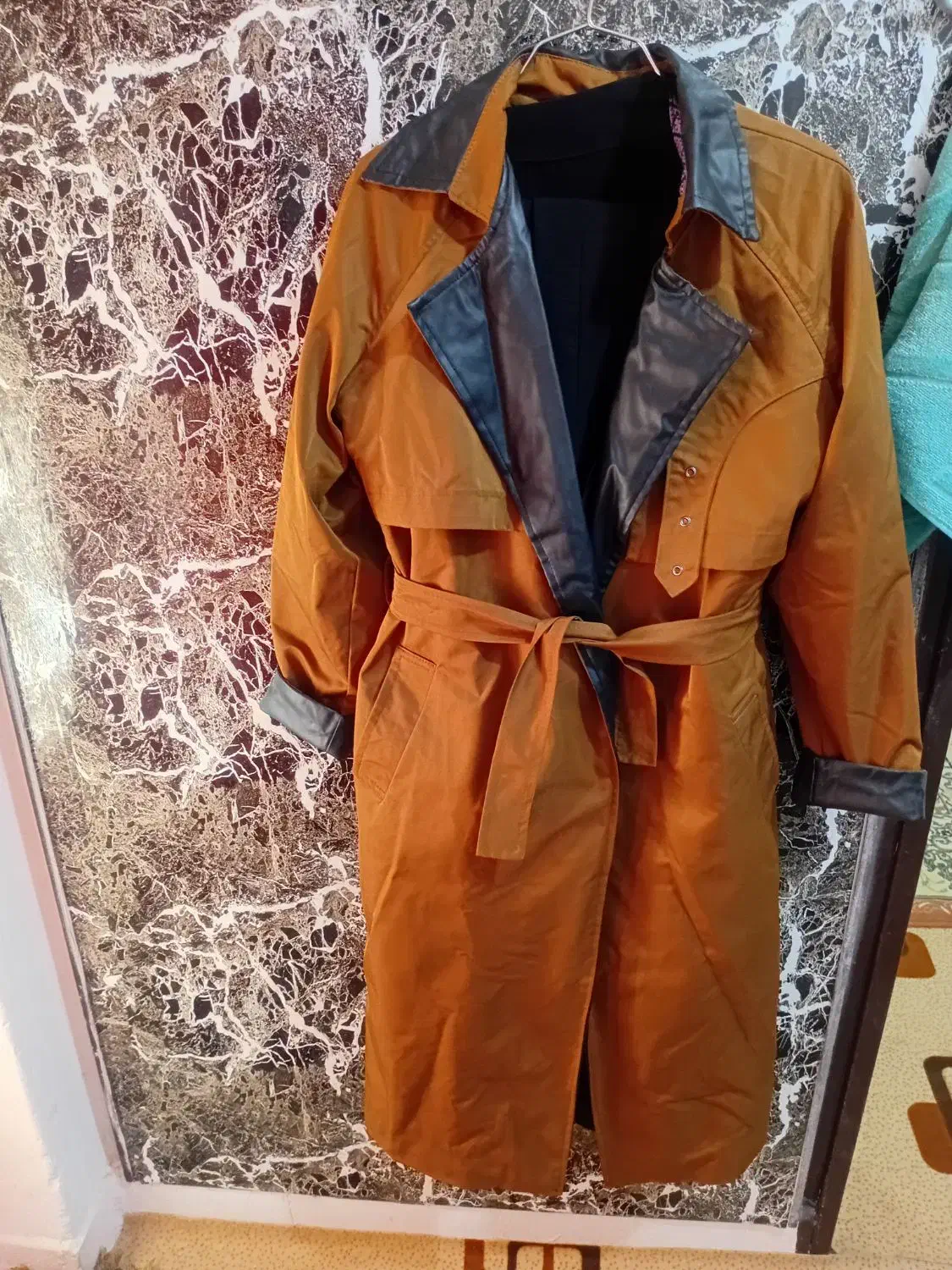 پالتو وبارانی|لباس|کبودرآهنگ, |دیوار