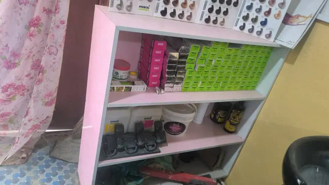 دکور شیک و با کیفیت آرایشگاه تمیز قیمت مناسب|آرایشگاه و سالن‌های زیبایی|سراوان, |دیوار