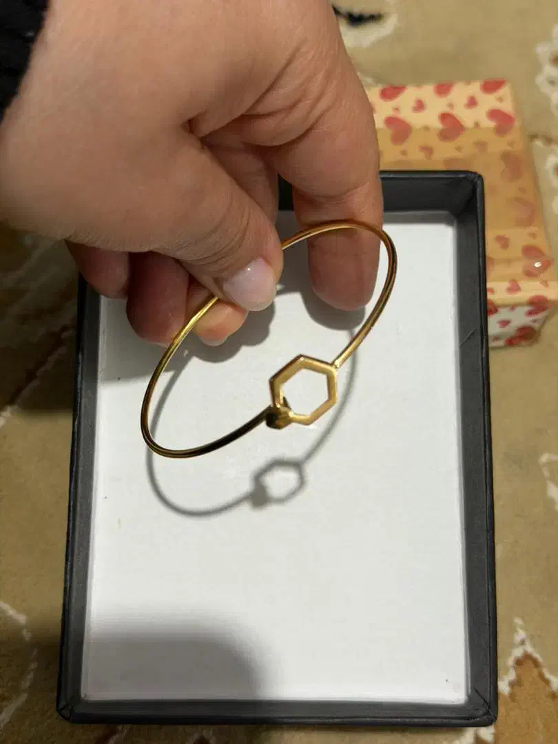 طلا نو|جواهرات|شیراز, بعثت|دیوار