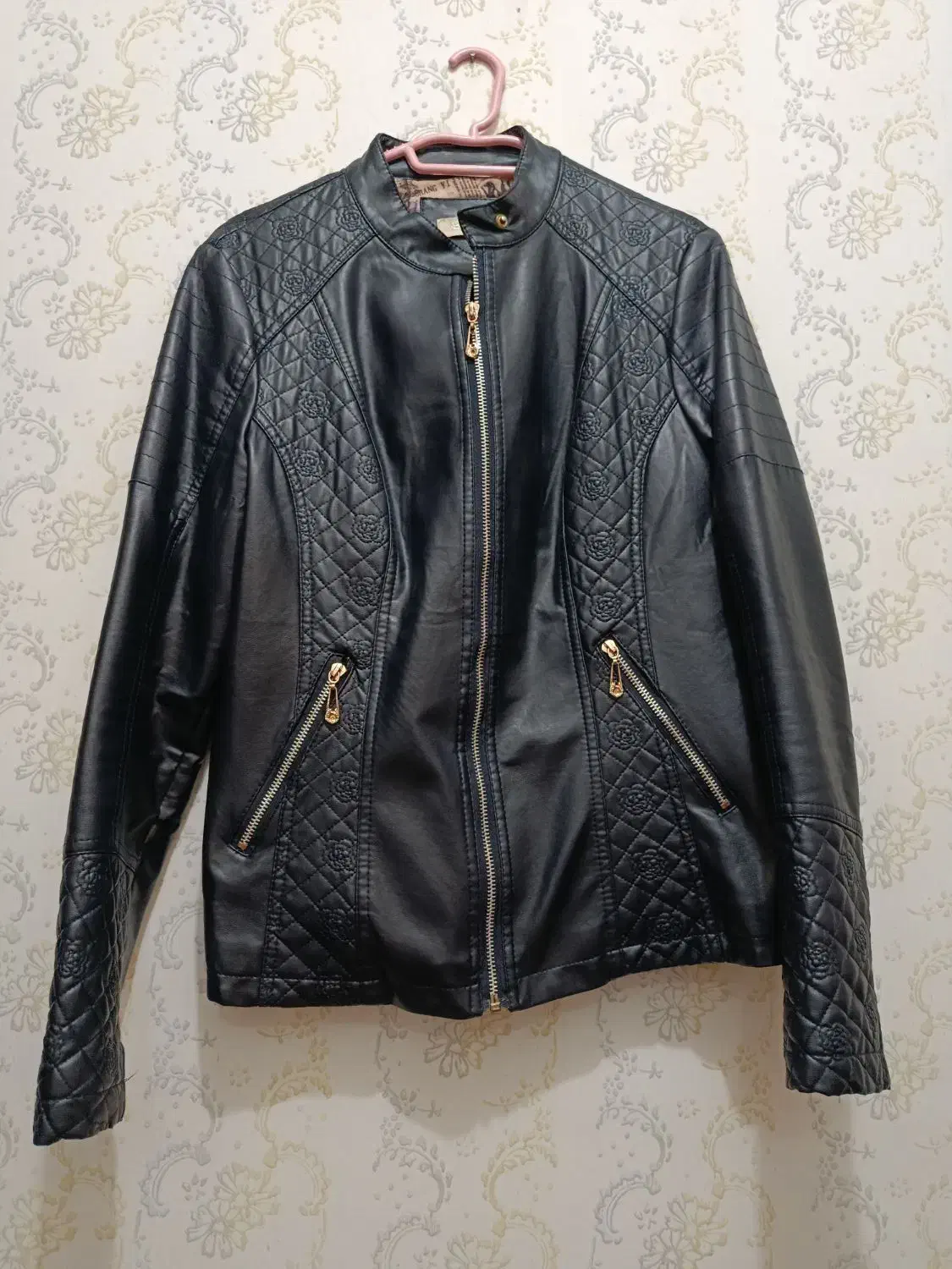 کت چرم|لباس|طبس, |دیوار