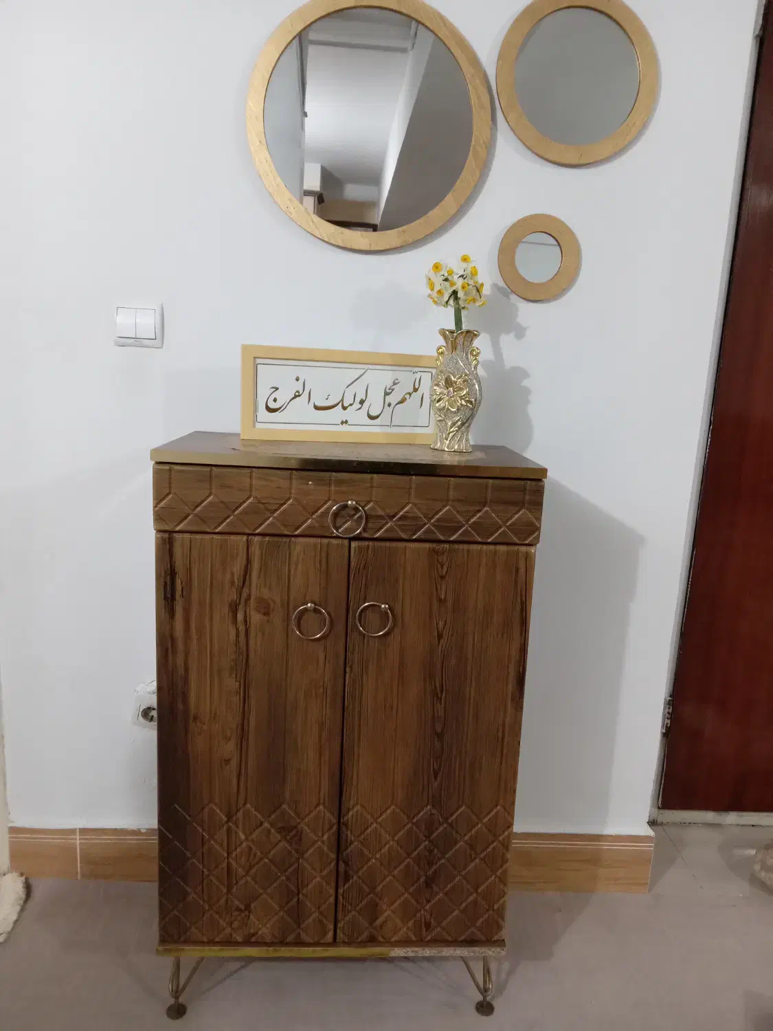 جاکفشی|جاکفشی، کمد، دراور|تهران, آبشار تهران (دریاچه)|دیوار