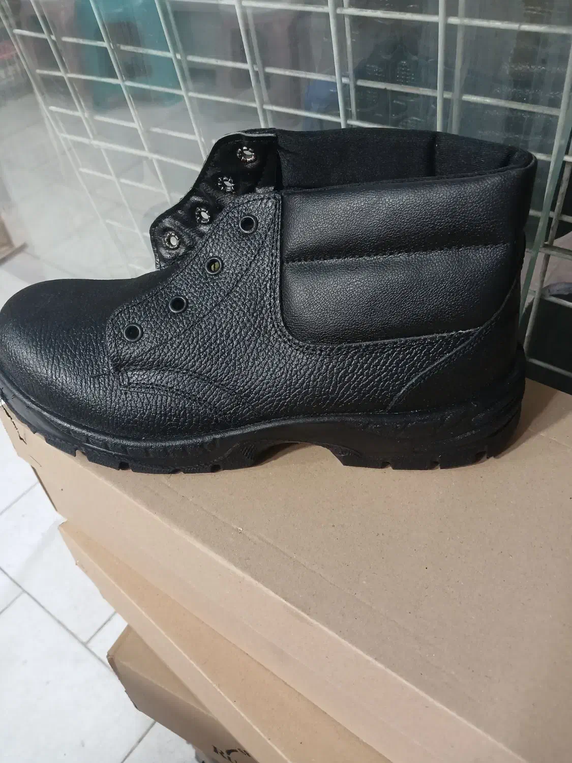 کفش ایمنی|کیف، کفش، کمربند|شیراز, شیخ علی چوپان|دیوار