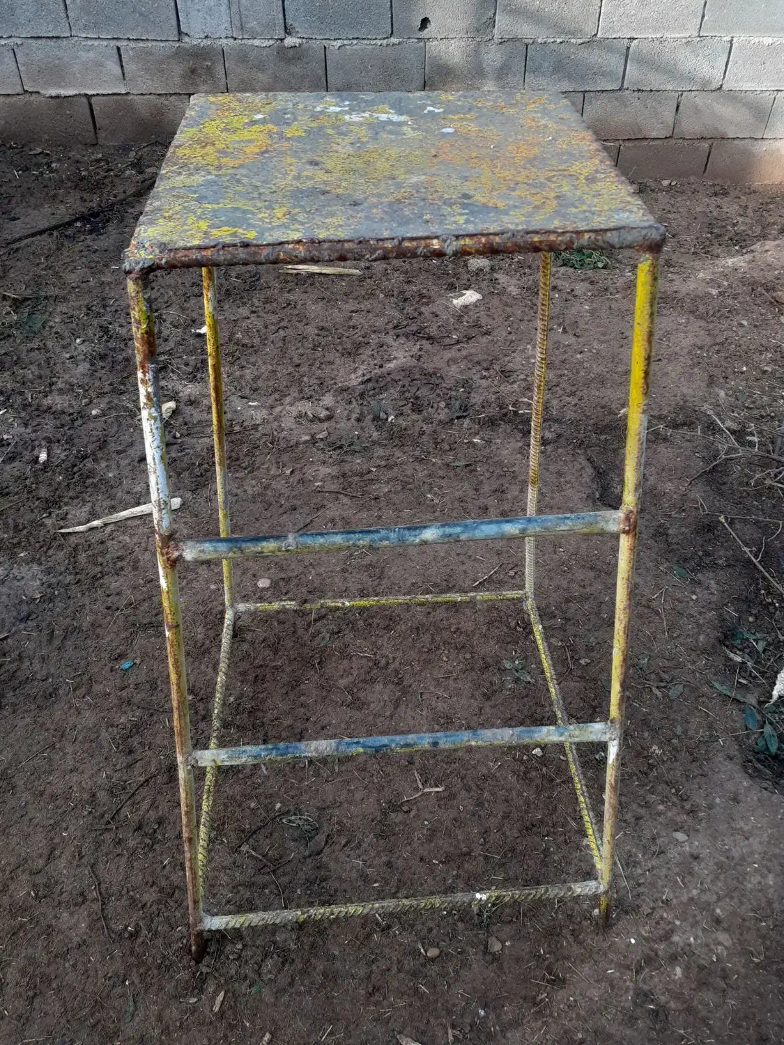 چهار پایه فلزی|صندلی و نیمکت|امیدیه, |دیوار